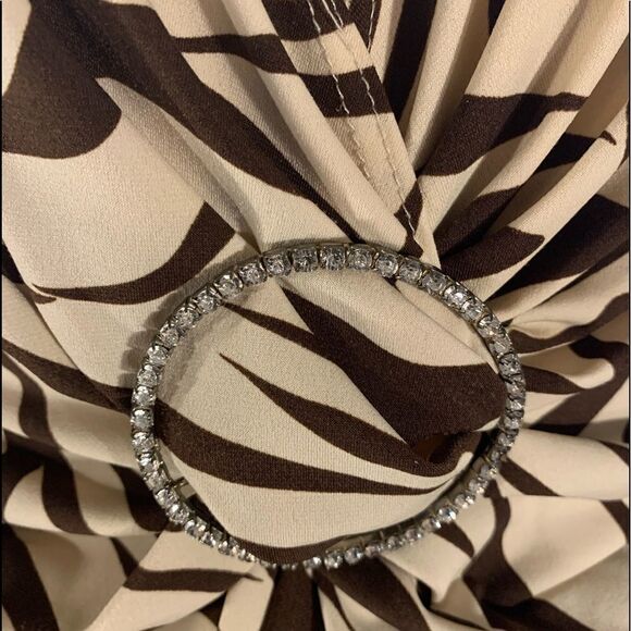 Coin V-neck Large Short Sleeve Animal Print Diamond Look Accessory Attached - Picture 3 of 11